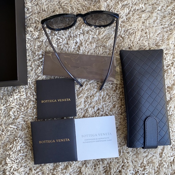 Bottega Venetta Black Round sunglasses - Picture 6 of 8